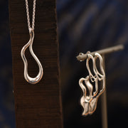 Organische Formen im Schmuck. Enya. Ohrstecker oder Kettenanhänger aus Silber Handarbeit.